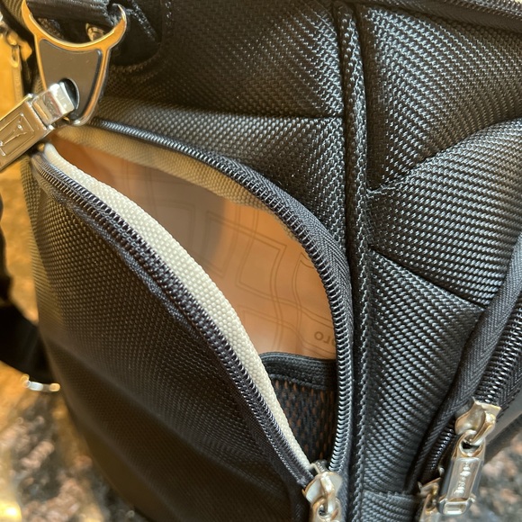 Travelpro Carry On Under Seat Shoulder Bag EUC - Picture 8 of 16
